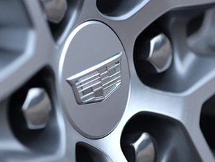 2020 Cadillac XT6 wheel with logo