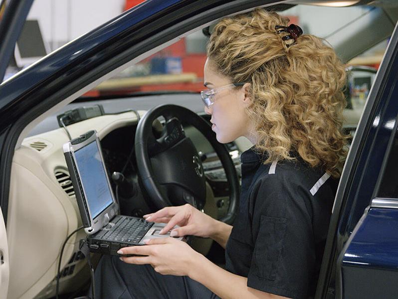 INFINITI Service Technician inspecting vehicle INFINITI Service Technician inspecting vehicle