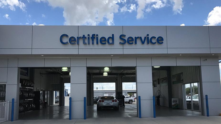 Chevrolet Certified Service Employee handing keys to women. Chevrolet Certified Service Employee handing keys to women.