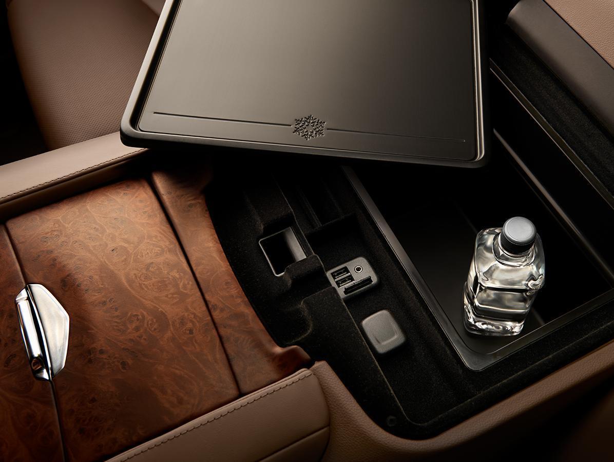 CADILLAC ESCALADE PLATINUM SUV FEATURES