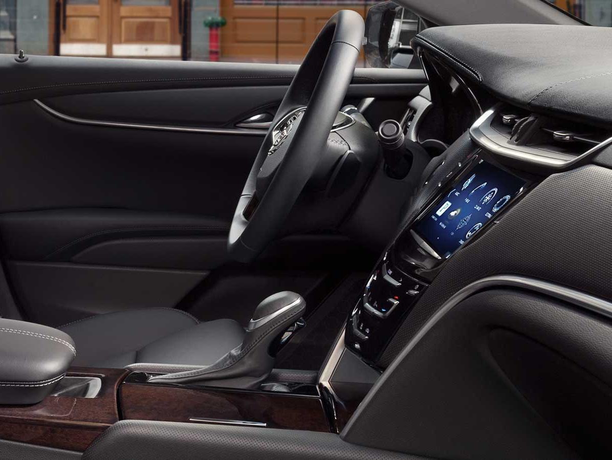CADILLAC XTS LUXURY SEDAN FEATURES