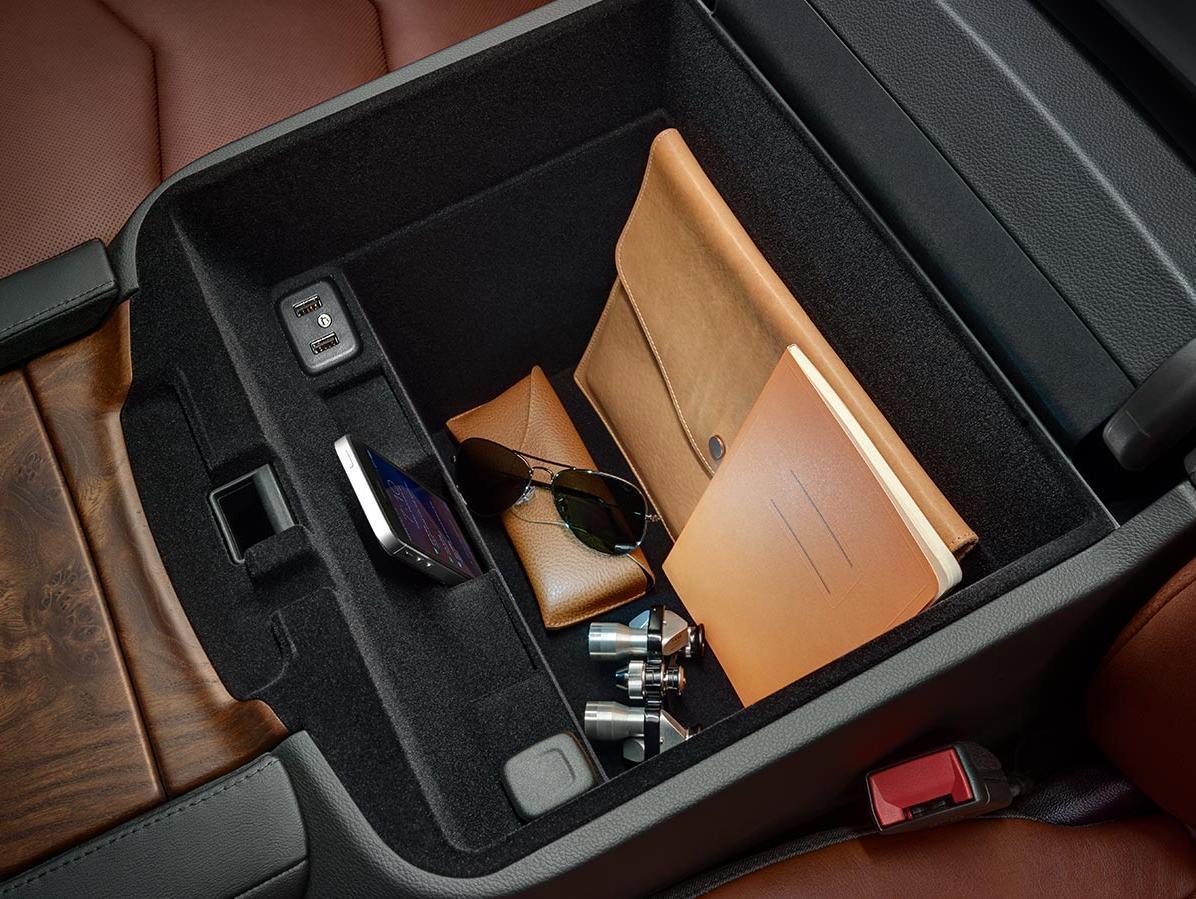ESCALADE PREMIUM LUXURY SUV FEATURES