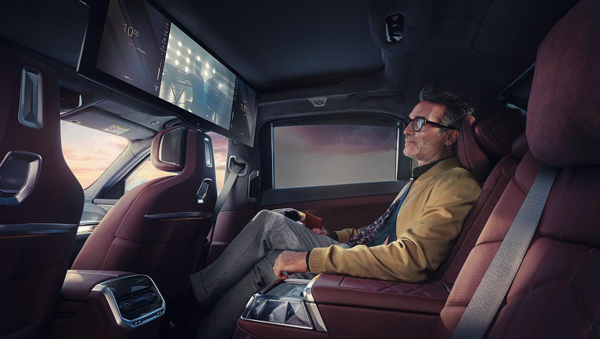BMW Theater Screen: 31 inches, 5G connectivity, up to 8k resolution, integrated with high-end sound system