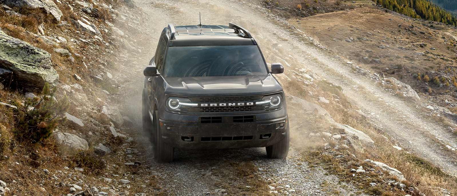 The Ford Bronco 2022 is dashing through the mountains. The Ford Bronco 2022 is dashing through the mountains.