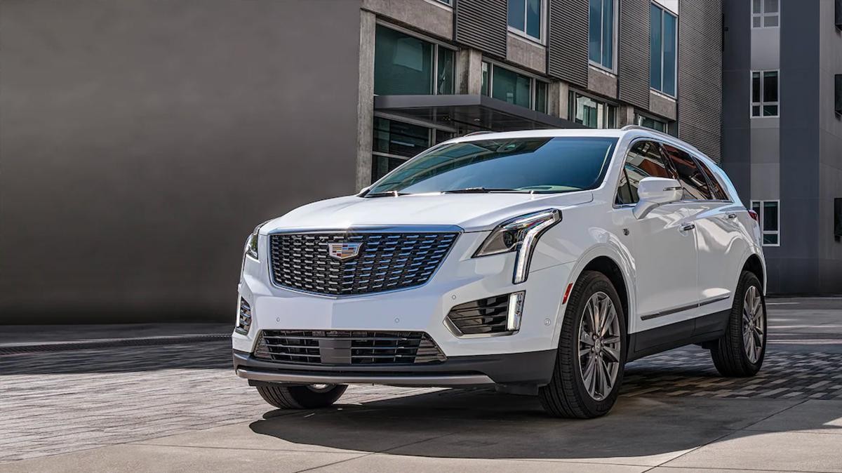 2022 XT5 Silver front view on a city street