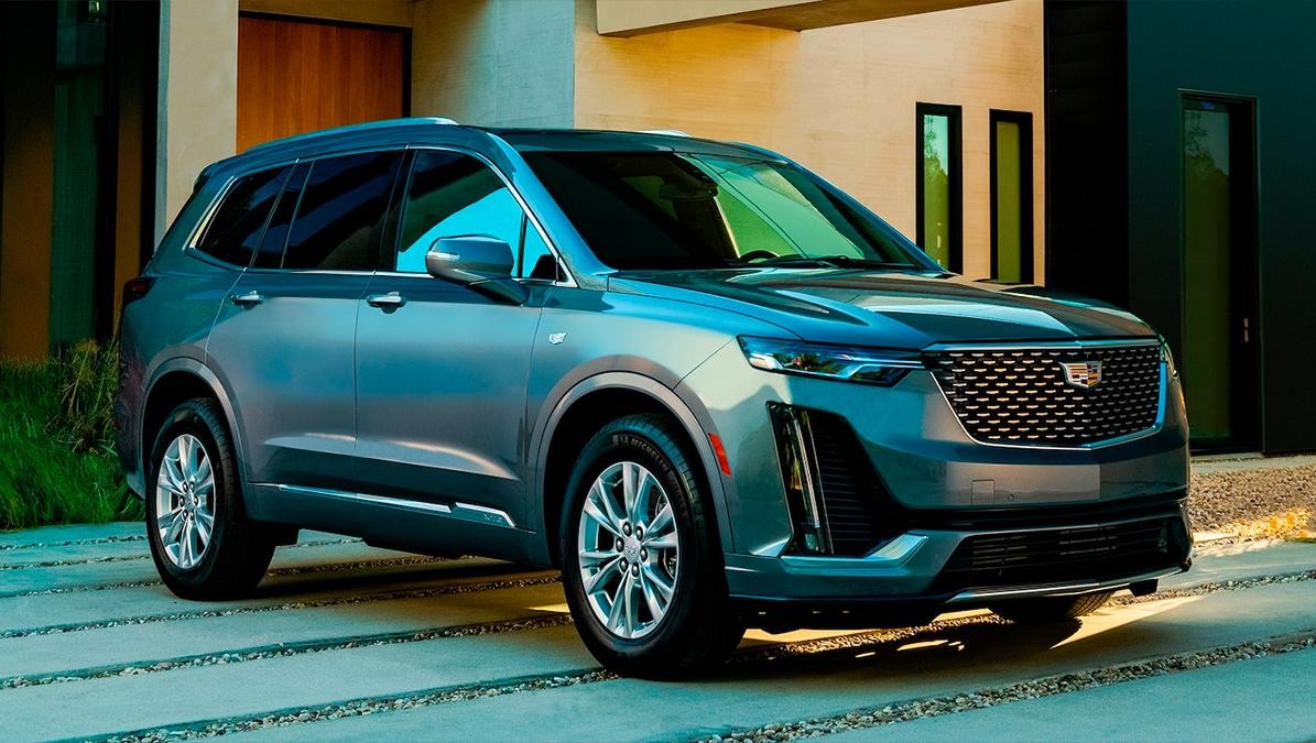 Side angle view of  grey cadillac 2022 XT6 parked in driveway