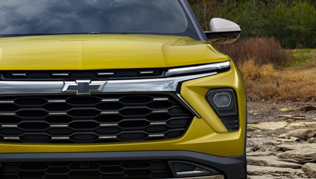 Close shot of the 2025 Tralblazer grille