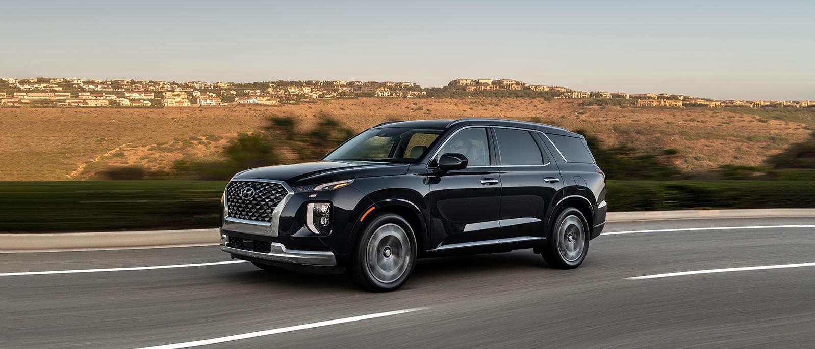 2022 Hyundai Palisade is running on the road.