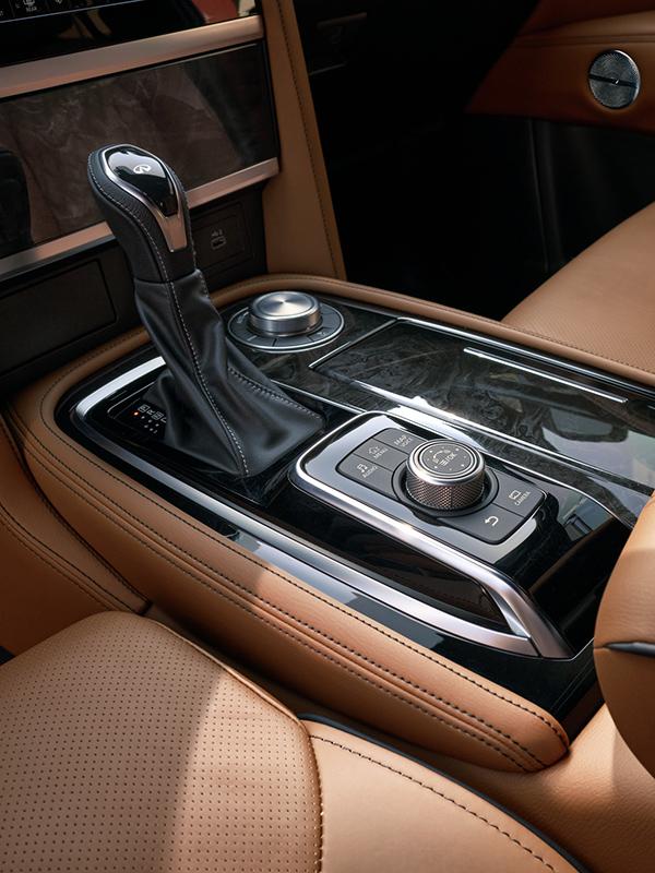 Interior close-up of the INFINITI QX80 shifter console. Interior close-up of the INFINITI QX80 shifter console.