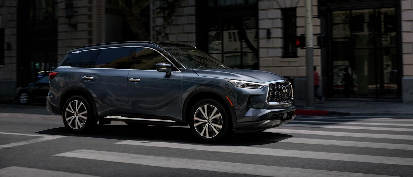 A 2023 INFINITI QX60 is running on the road. A 2023 INFINITI QX60 is running on the road.