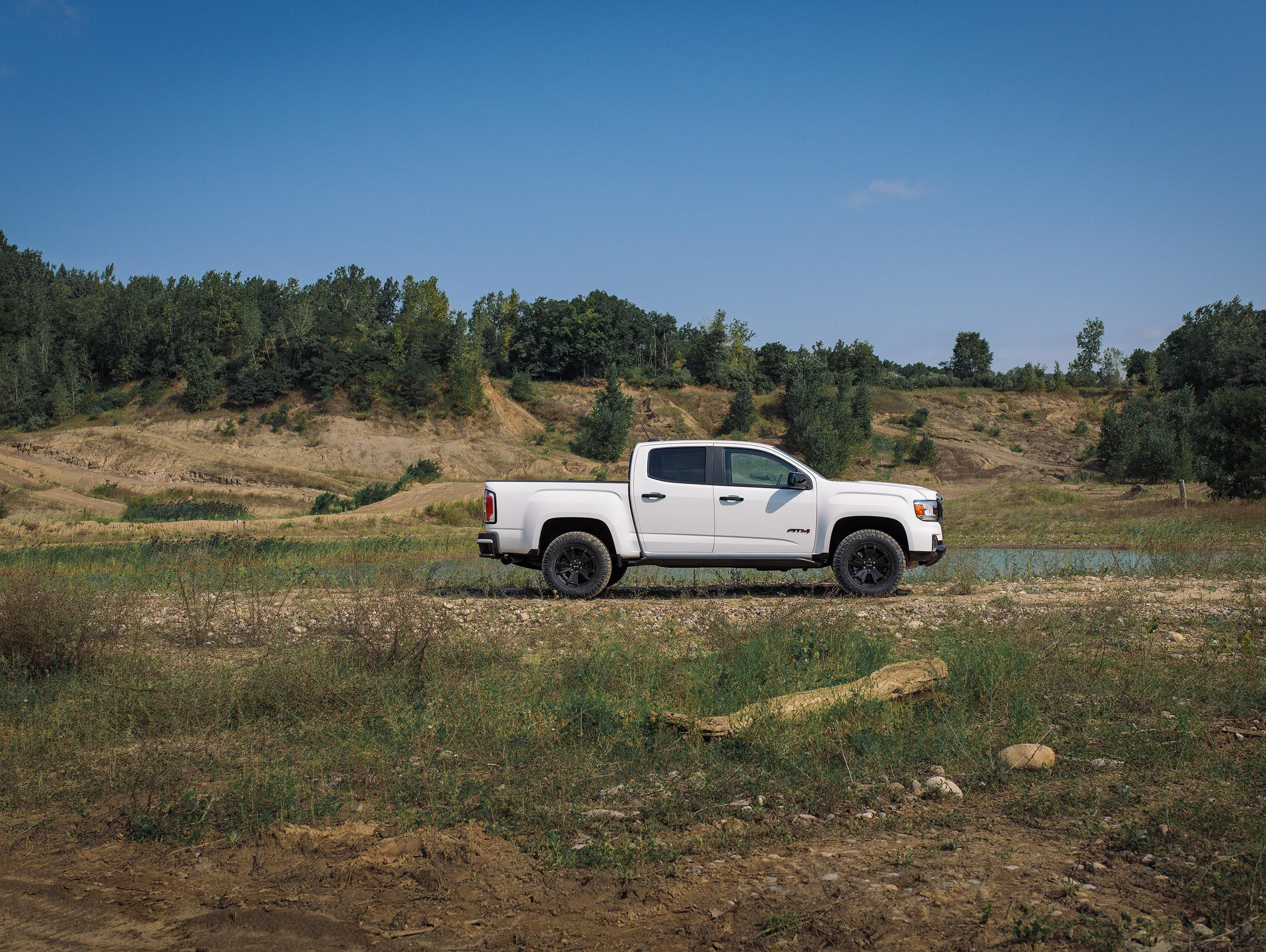 2022 GMC Canyon AT4 Crew Cab Short Box Summit White 