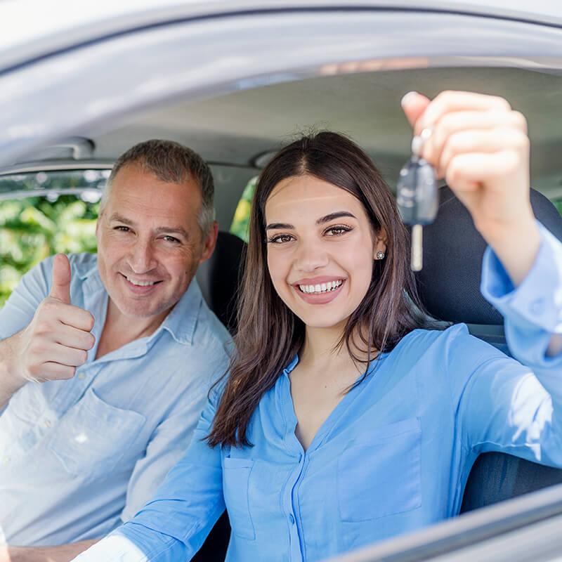 Driving classes. Водить машину. Инструктор по вождению улыбается. Урок вождения на автомате для женщин. Курсы безаварийного вождения.