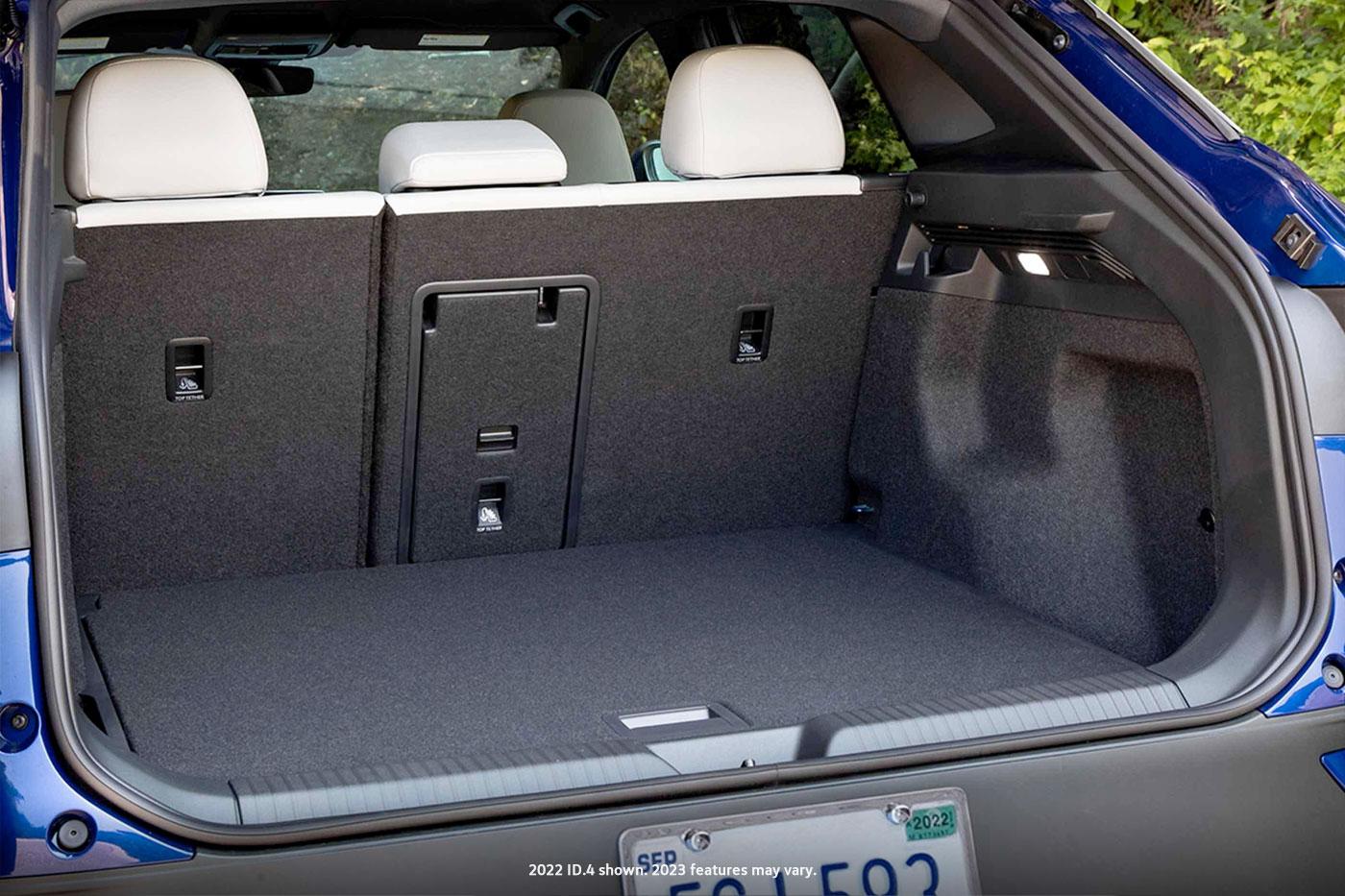 A close-up shot of the cargo space of an ID.4 in Dusk Blue Metallic