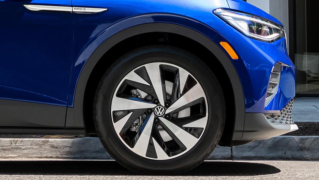 A close-up shot of an ID.4 in Dusk Blue Metallic 20” alloy wheel.