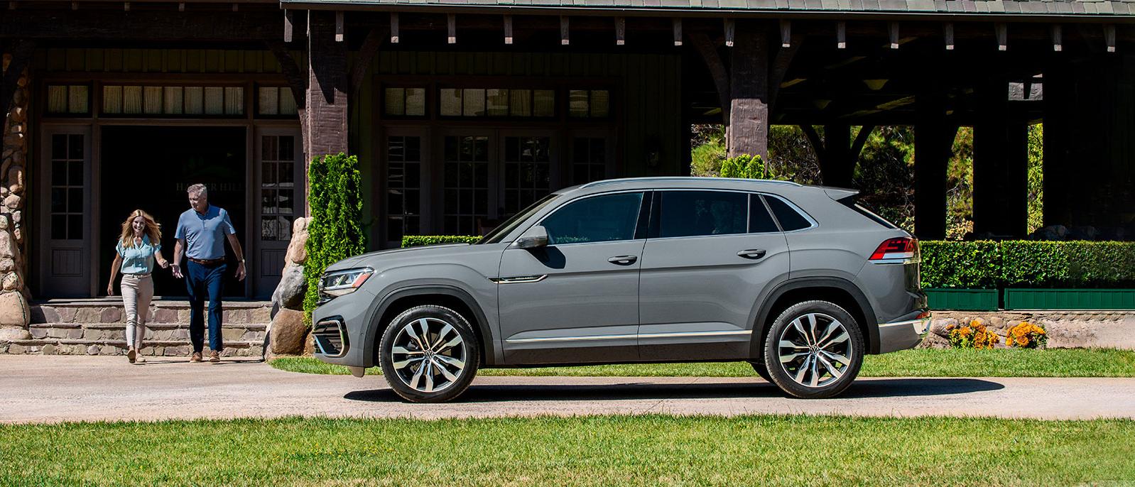 A grey Atlas Cross Sport is parked in front of a building A grey Atlas Cross Sport is parked in front of a building