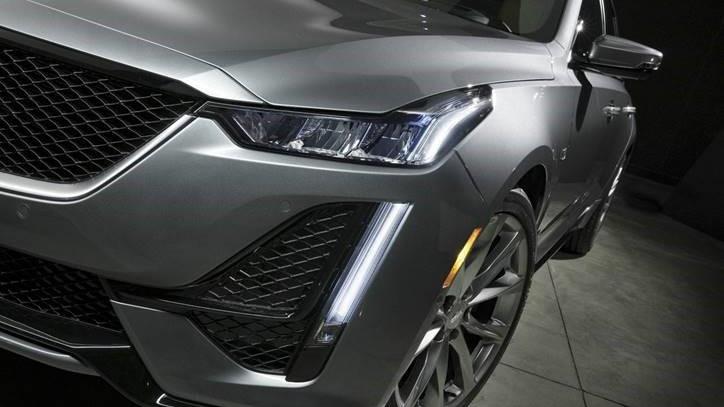 Always iconic, the signature LED vertical headlamps continue to light the way.