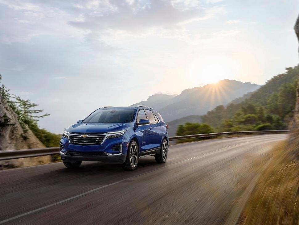 2022 Chevrolet Equinox Driving