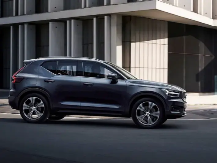 2020 Volvo XC40 driving 