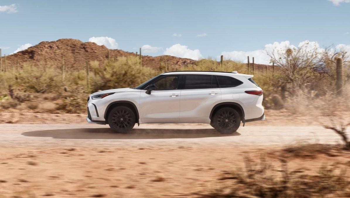 2023 Toyota Highlander in the desert