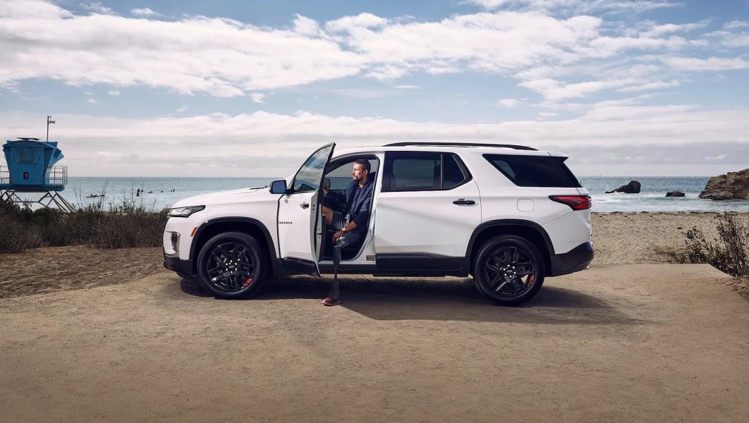 2023 Chevy Traverse white exterior