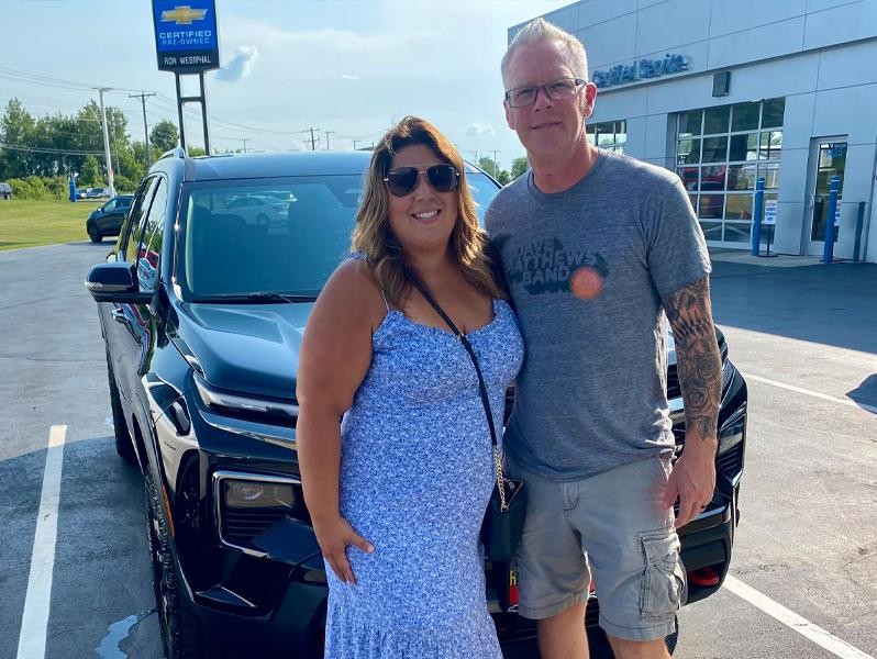 A preowned vehicle shopping couple in Aurora Illinois