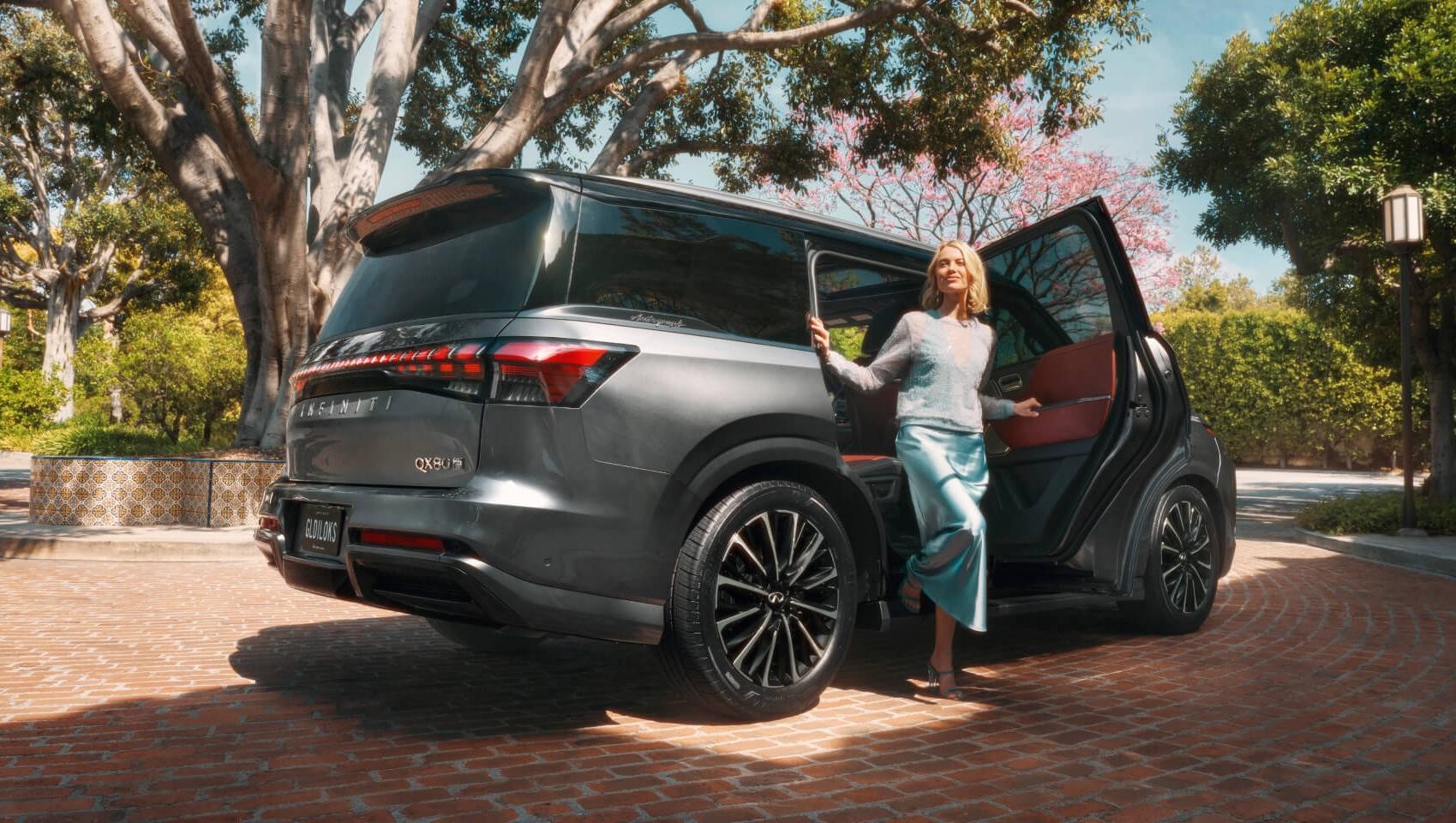 2025 QX80 passenger leaving the backseat
