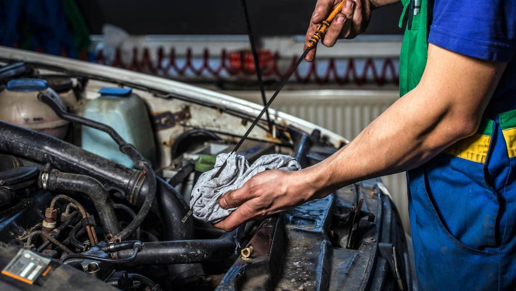 Expert changing Oil